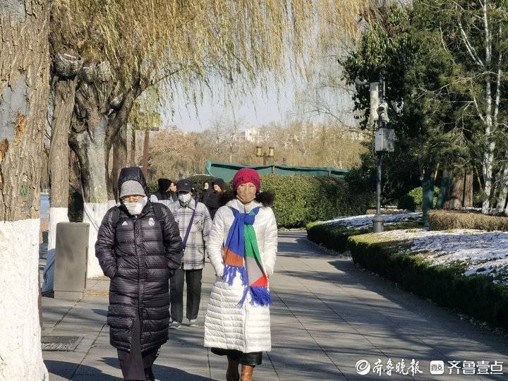 难得一遇的冬季美景,济南大明湖结冰了